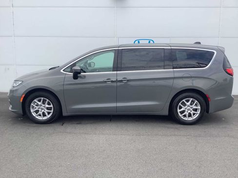 Used 2023 Chrysler Pacifica Touring-L FWD image 2