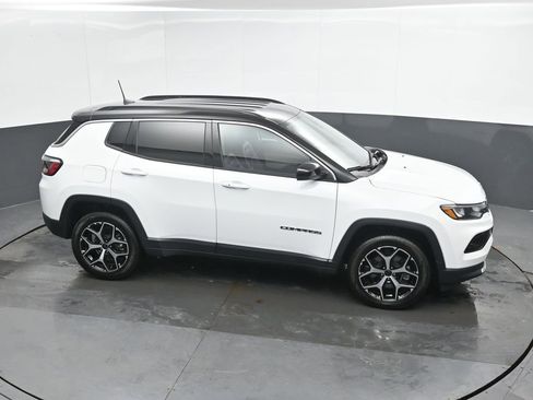 Used 2025 Jeep Compass Limited image 38