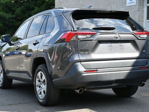 Used 2021 Toyota RAV4 LE FWD image 3
