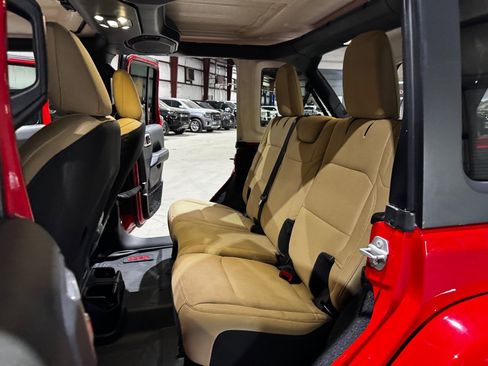 Used 2021 Jeep Wrangler Unlimited Sahara AWD/4WD image 17