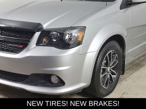 Used 2017 Dodge Grand Caravan SXT w/ Driver Convenience Group image 9