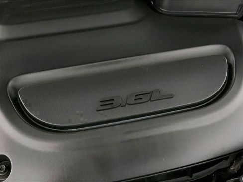 Used 2024 Chrysler Pacifica Touring-L FWD image 33