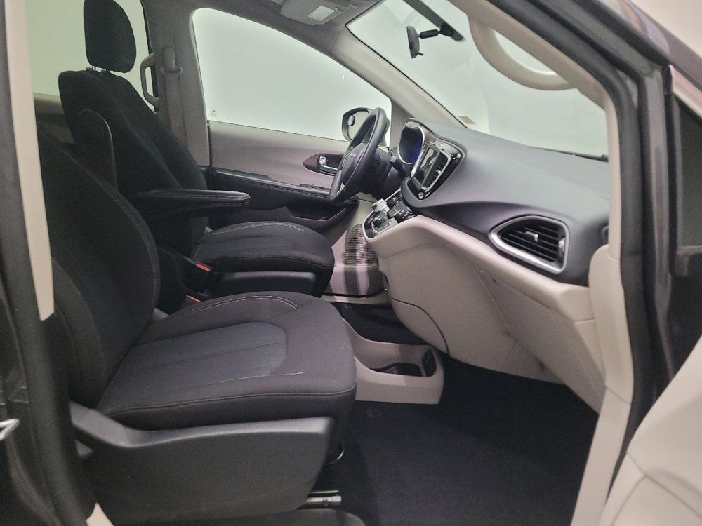 Used 2021 Chrysler Voyager LX FWD image 21
