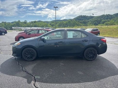 Used 2018 Toyota Corolla LE w/ Carpet Mat Package (TMS) FWD image 5