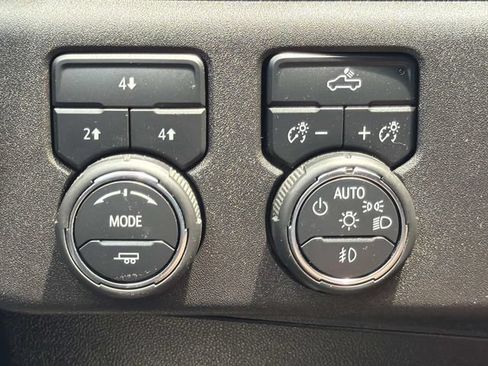 Used 2025 Chevrolet Silverado 2500 LT AWD/4WD image 27