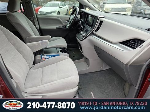 Used 2017 Toyota Sienna LE image 11