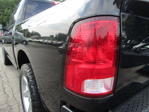Used 2017 RAM 1500 Express AWD/4WD image 10