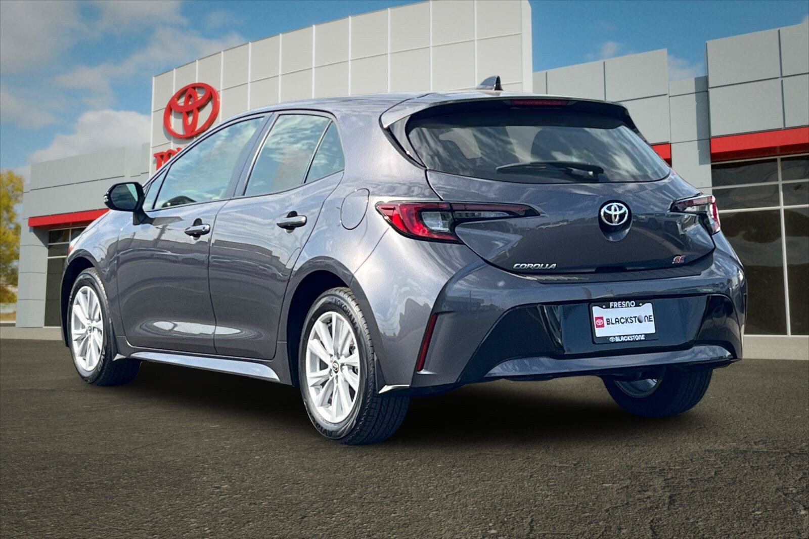 Used 2027 Toyota Corolla SE w/ SE Premium Package FWD image 5
