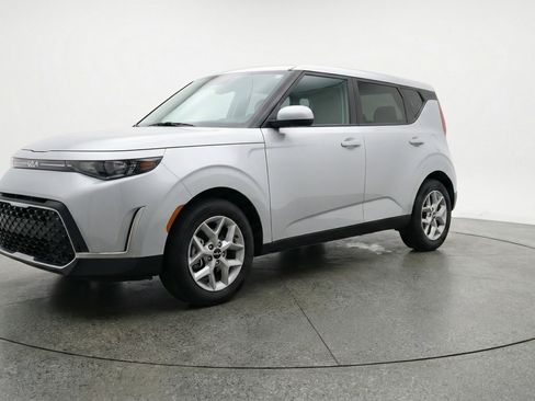 Used 2025 Kia Soul LX w/ LX Technology Package FWD image 3