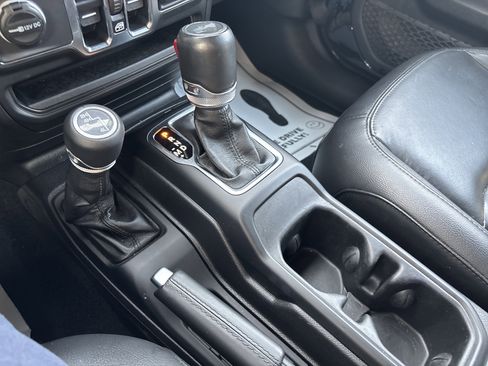 Used 2023 Jeep Wrangler Unlimited Sahara image 23