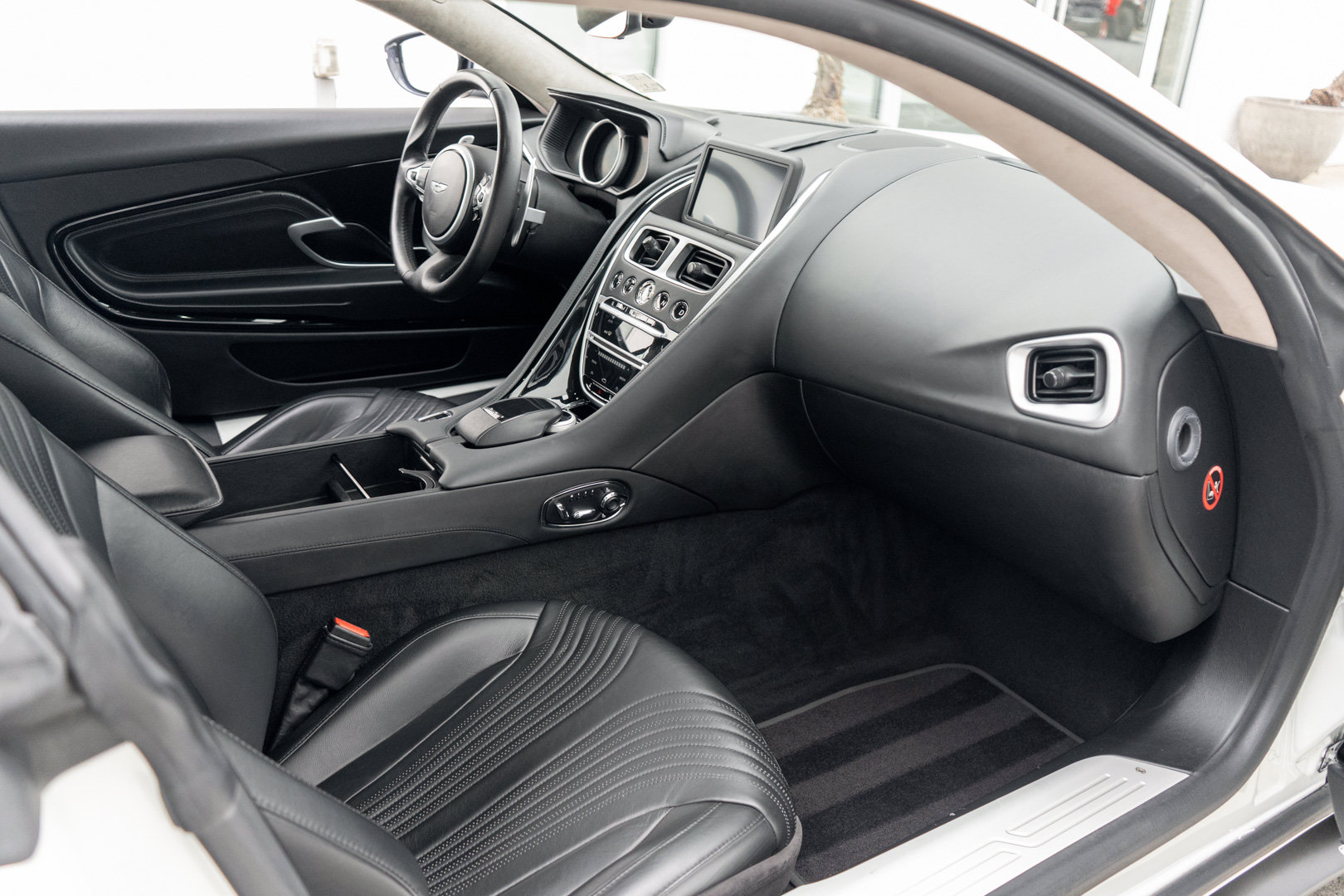 Used 2019 Aston Martin DB11 Coupe RWD image 28