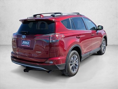 Used 2018 Toyota RAV4 LE image 5