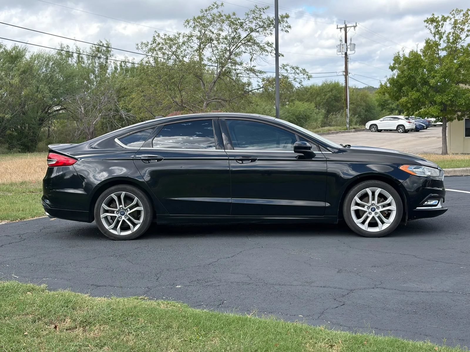 Used 2017 Ford Fusion SE w/ Equipment Group 201A FWD image 8