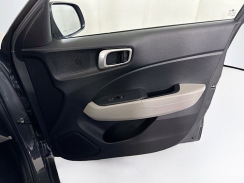 Used 2025 Hyundai Venue SEL image 31