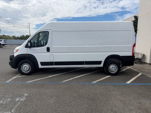 Used 2024 RAM ProMaster 2500 w/ Convenience Group FWD image 3