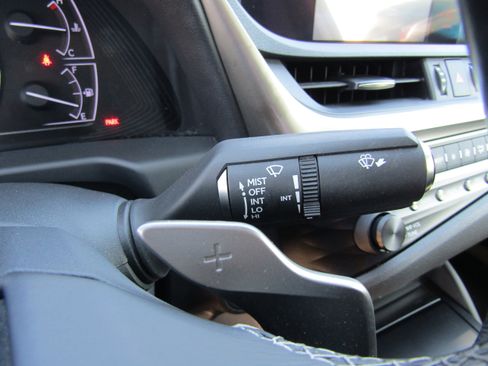 Used 2019 Lexus ES 300h image 17