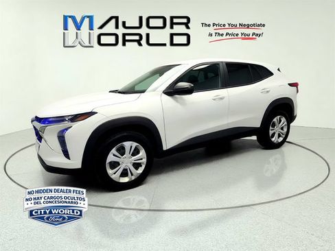 Used 2025 Chevrolet Trax LS FWD image 4