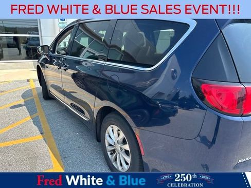Used 2018 Chrysler Pacifica Touring-L w/ Premium Audio Group FWD image 5