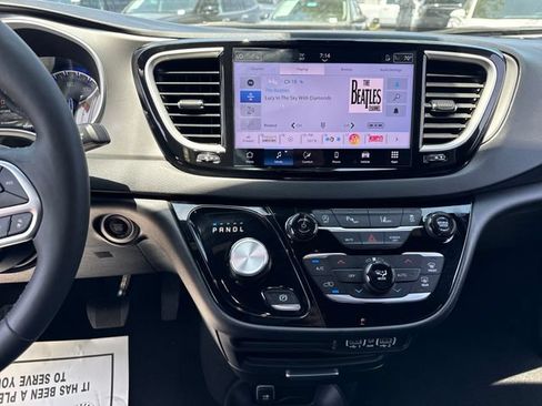 Used 2025 Chrysler Pacifica Select FWD image 17