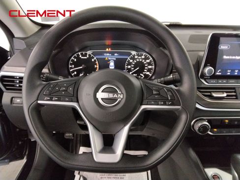 Used 2025 Nissan Altima 2.5 SV image 10