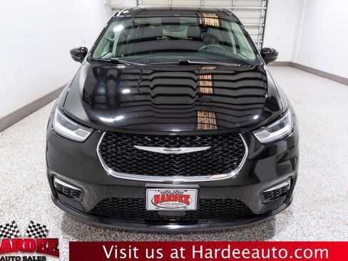 Used 2024 Chrysler Pacifica Touring-L image 7