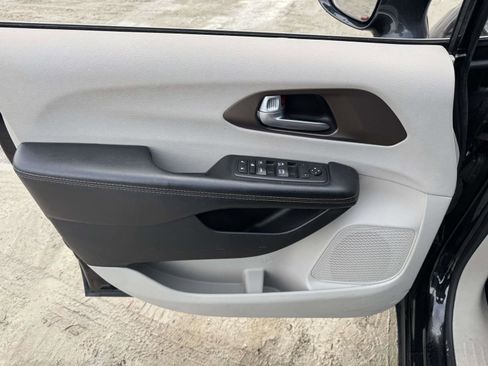 Used 2017 Chrysler Pacifica Touring-L image 14