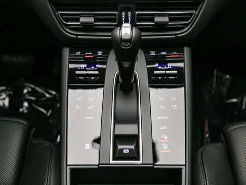 Certified 2025 Porsche Macan AWD/4WD image 17