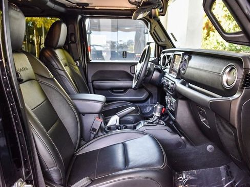 Used 2022 Jeep Wrangler Unlimited Sahara AWD/4WD image 15