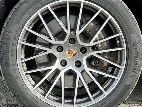 Certified 2022 Porsche Cayenne Coupe image 12