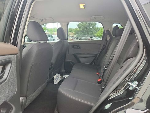 Used 2023 Nissan Rogue S image 10