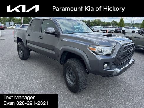 Used 2017 Toyota Tacoma TRD Sport w/ Tow Package (A/T) AWD/4WD image 3