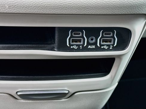 Used 2024 Chrysler Pacifica Touring-L FWD image 25