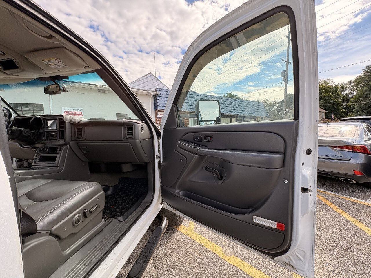 Used 2006 GMC Sierra 2500 SLT w/ Heavy-Duty Power Package AWD/4WD image 23