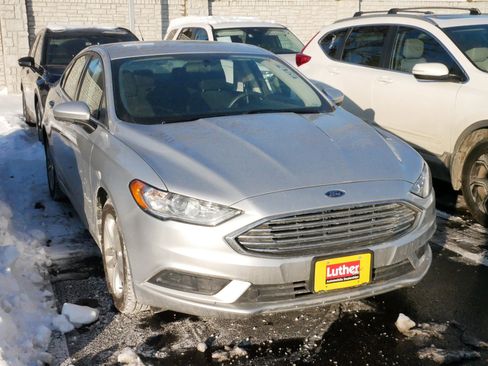 Used 2018 Ford Fusion SE image 2