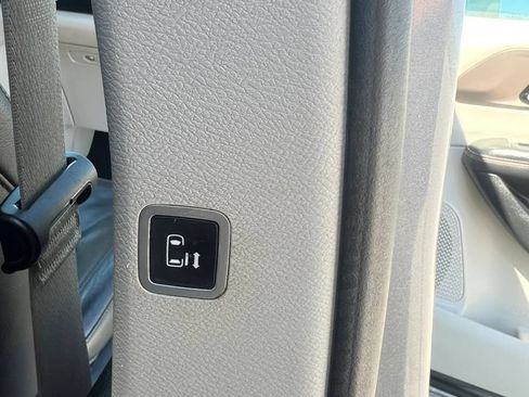 Used 2017 Chrysler Pacifica Touring-L FWD image 18