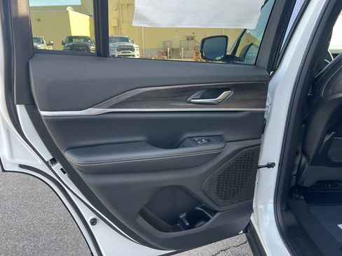 New 2026 Jeep Grand Cherokee Laredo image 18