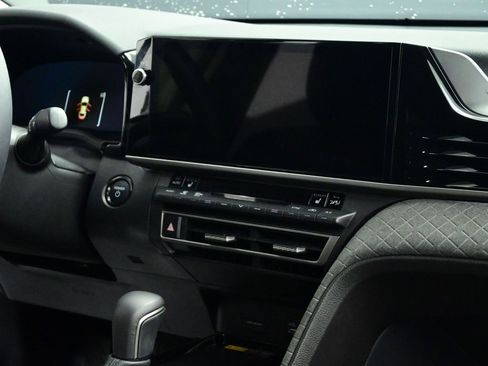 Used 2025 Toyota Camry XLE image 31