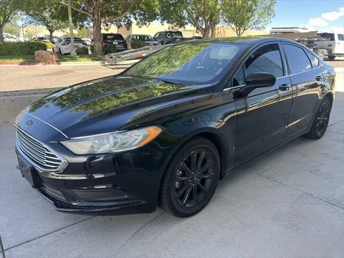 Used 2017 Ford Fusion SE w/ Fusion SE Technology Package FWD image 4