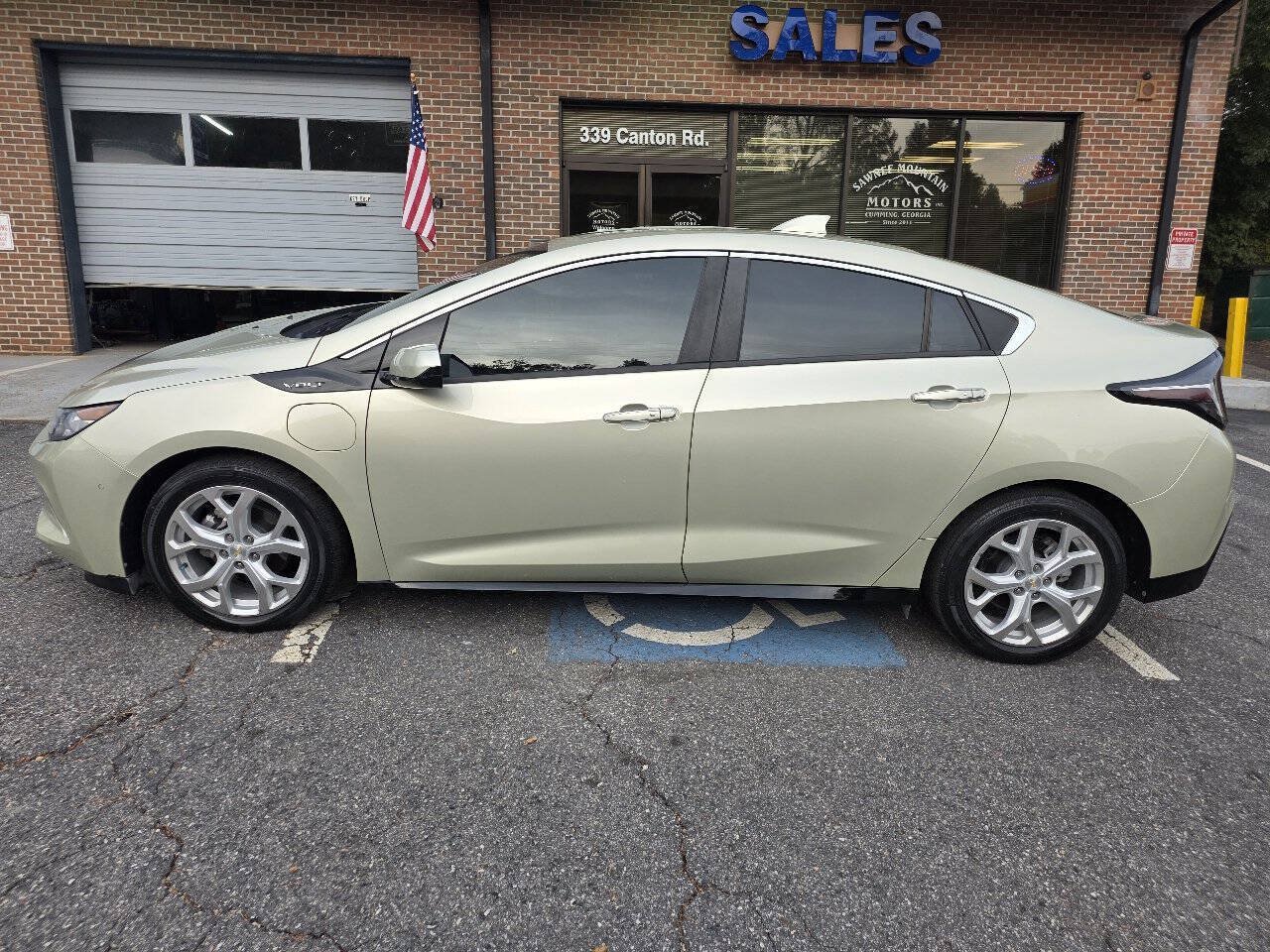 Used 2017 Chevrolet Volt Premier w/ Driver Confidence II Package FWD image 3