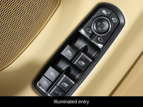 Used 2016 Porsche Panamera S image 19