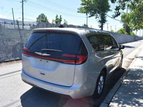 Used 2024 Chrysler Pacifica Touring-L FWD image 6