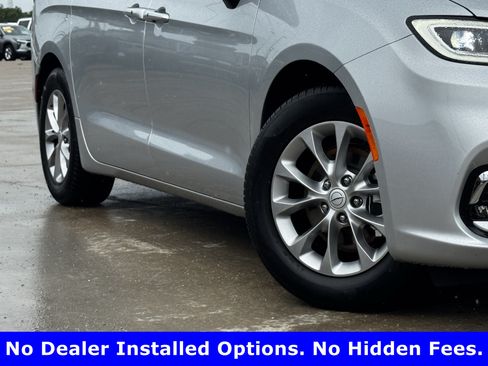 Used 2026 Chrysler Pacifica Limited FWD image 12
