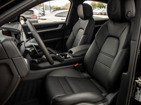 Certified 2026 Porsche Cayenne S AWD/4WD image 5