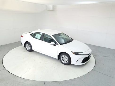 Used 2025 Toyota Camry LE AWD/4WD image 16