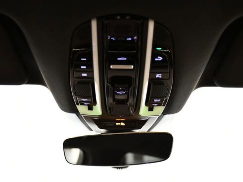 Used 2022 Porsche Cayenne Platinum Edition image 21