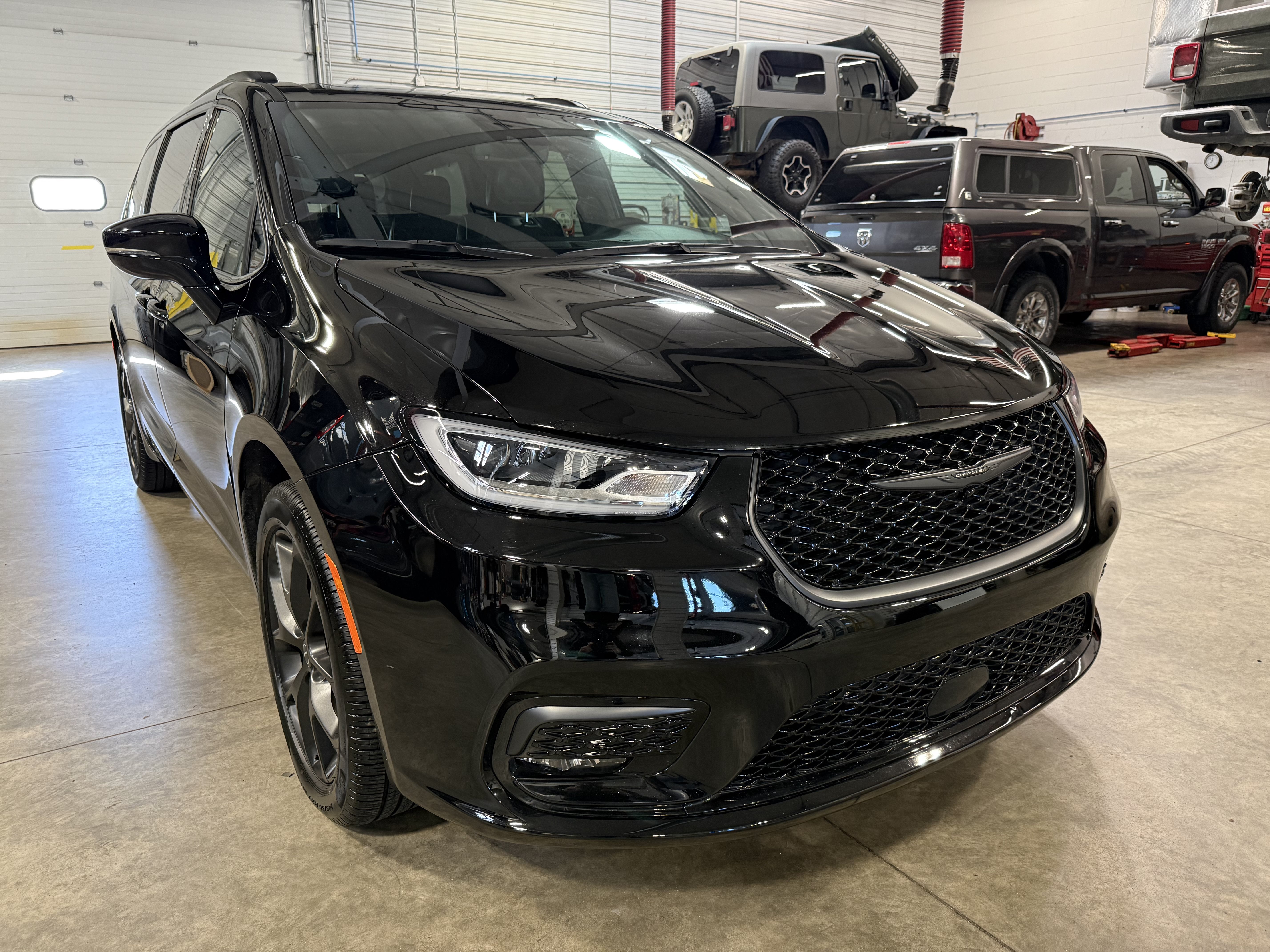 Certified 2025 Chrysler Pacifica Limited AWD/4WD image 1