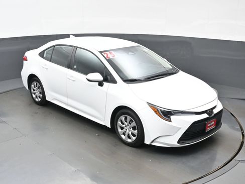 Used 2025 Toyota Corolla LE FWD image 32