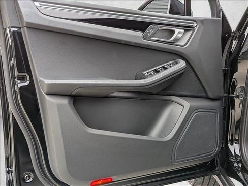 Used 2023 Porsche Macan image 13
