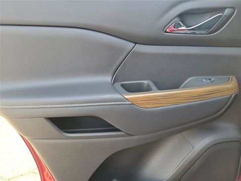 Used 2021 GMC Acadia SLE w/ Driver Convenience Package FWD image 17