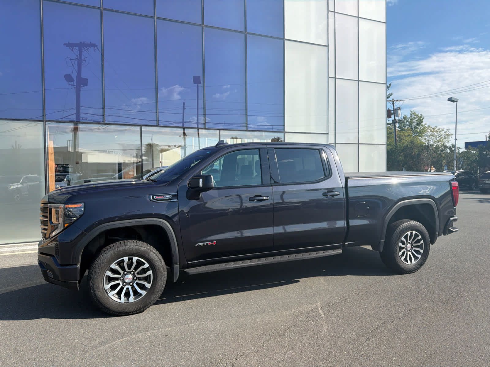 Used 2022 GMC Sierra 1500 AT4 w/ Technology Package AWD/4WD image 11